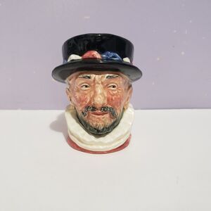 Royal Doulton Toby Mug "Beef Eater " Small Cup England 3 1/8 "